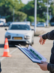 Als Belg in Nederland je rijbewijs halen? Zo vind je de juiste rijschool